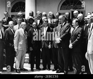 Treffen mit Robert F. Kennedy (RFK), Martin Luther King, Jr. (MLK) und Burke Marshall, 10:30am Uhr. Bürgerrechtführer stellen sich mit Generalstaatsanwalt Robert F. Kennedy und Vizepräsident Lyndon B. Johnson. (L-R) vordere Reihe: Nicht identifizierter Mann (meistens aus Rahmen heraus); Herausgeber der Philadelphia Tribune E. Washington Rhodes; Direktor der Anti-Defamation League Bu0027nai Bu0027rith Benjamin Epstein; Dr. Martin Luther King, Jr.; Generalstaatsanwalt Kennedy; Exekutivsekretär der Nationalen Vereinigung für die Förderung farbiger Menschen (NAACP) Roy Wilkins; Vizepräsident Johnson; Präsident der Vereinten Nationen Stockfoto