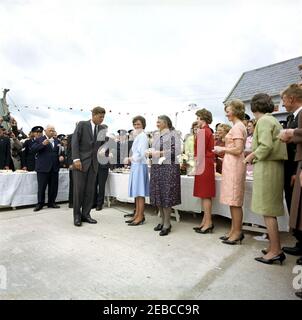 Europareise: Irland, Dunganstown: Präsident Kennedy, Jean Kennedy Smith und Eunice Kennedy Shriver bei Kennedy Homestead Empfang, mit Cousins wie Mary Ryan, Mary Ann Ryan, Jim Kennedy, Josie Ryan und Margaret Whitty, 12:15pm. Präsident John F. Kennedy begrüßt die Besucher bei einem Empfang und Tee in seinem Stammhaus, dem Haus seiner zweiten Cousine Mary Ryan, in Dunganstown, County Wexford, Irland. Abgebildet in der Linie sind (L-R): Präsident Kennedy; Mary Ryanu2019s Tochter Josephine u201cJosieu201d Ryan; Mary Ryan; nicht identifiziert; Mary Ryanu2019s Tochter Mary Ann Ryan; andere uniden Stockfoto