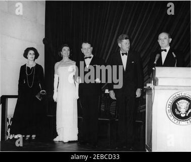 Eröffnungszeremonie, Mona Lisa Ausstellung in der National Gallery of Art, Präsident Kennedy und First Lady Jacqueline Kennedy (JBK), 10:00pm Uhr. Präsident John F. Kennedy und First Lady Jacqueline Kennedy nehmen an der Eröffnung der Mona Lisa Ausstellung in der National Gallery of Art in Washington, D.C. Teil. Links nach rechts: Pianistin Madeleine Malraux (Frau der Staatsministerin für kulturelle Angelegenheiten Frankreichs, Andru00e9 Malraux); Frau Kennedy; Minister Malraux; Präsident Kennedy; Staatssekretär Dean Rusk. Stockfoto