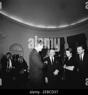 Treffen mit Anastas Iwanowitsch Mikojan, erster stellvertretender Vorsitzender des Ministerrats der Sowjetunion (UdSSR), 4:30pm Uhr. Präsident John F. Kennedy trifft den ersten stellvertretenden Vorsitzenden des Ministerrats der Sowjetunion, Anastas Mikoyan (Mitte rechts). Ebenfalls im Bild: Dolmetscherin des US-Außenministeriums, Natalie Kushnir; Fotografin von United Press International (UPI), Frank cancellare. Oval Office, White House, Washington, D.C. Stockfoto