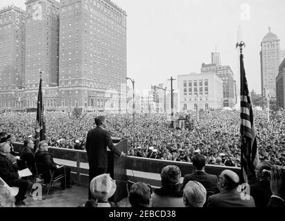 Wahlkampfreise im Kongress: Buffalo, New York, Kundgebung. Präsident John F. Kennedy (am Rednerpult) hält während der Feierlichkeiten zum General Pulaski Memorial Day in Buffalo, New York, Bemerkungen; Präsident Kennedy reiste im Rahmen einer Wahlkampfreise des Kongresses nach Buffalo. Auf der Bühne sitzend: Repräsentant Thaddeus J. Dulski (New York); Präsident der zentralpolnischen Organisationen, Henry Osinski. Stockfoto