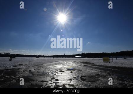 München, Deutschland. Februar 2021, 12th. Die Sonne scheint über der schneebedeckten Theresienwiese. Quelle: Felix Hörhager/dpa/Alamy Live News Stockfoto