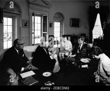 Treffen mit Ludwig Erhard, Vizekanzler der Bundesrepublik, 10:05am Uhr. Präsident John F. Kennedy (im Schaukelstuhl) trifft sich mit dem Vizekanzler der Bundesrepublik Deutschland, Dr. Ludwig Erhard. Von links nach rechts: Nicht identifiziert (teilweise aus dem Rahmen heraus); Botschafter der Bundesrepublik Deutschland, Karl Heinrich Knappstein; Vizekanzler Erhard; stellvertretende Leiterin des Sprachdienstes im Außenministerium, Dolmetscherin Nora Lejins; Präsident Kennedy; nicht identifiziert. Oval Office, White House, Washington, D.C. Stockfoto