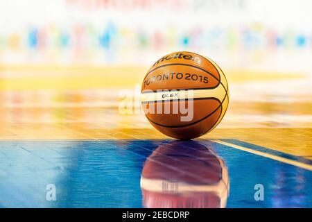 Toronto Pan American Games 2015: Offizieller geschmolzener Basketball auf einem leeren Platz Stockfoto