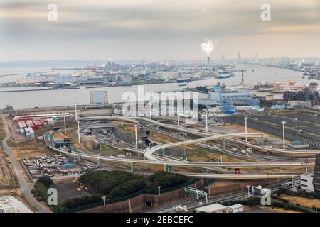 Straßennetz an der Kreuzung Kawasaki-Ukishima, die zu einem Tunnel unter dem Meer in einem Industriegebiet Ukishimacho an der Küste von Tokio, Japan führt Stockfoto