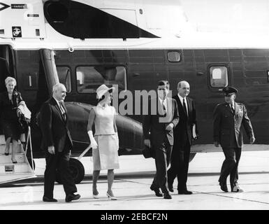 Präsident Kennedy verlässt die Andrews Air Force Base um 8:55am Uhr nach Mexiko. Präsident John F. Kennedy und First Lady Jacqueline Kennedy bereiten sich auf den Flug nach Mexiko an Bord der Air Force One vor. Staatssekretär Dean Rusk steht rechts von Präsident Kennedy; andere nicht identifiziert. Andrews Air Force Base, Maryland. Stockfoto