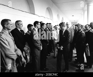 Besuch der Mitglieder des Country Team Seminars des Foreign Service Institute im Außenministerium, 12:00pm Uhr. Präsident John F. Kennedy begrüßt die Mitglieder des Country Team Seminars des Foreign Service Institute des State Department. Präsident Kennedy sprach an die Seminarmitglieder. West Wing Colonnade, White House, Washington, D.C. Stockfoto