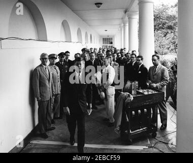 Besuch der Mitglieder des Country Team Seminars des Foreign Service Institute im Außenministerium, 12:00pm Uhr. Präsident John F. Kennedy steht mit Mitgliedern des Country Team Seminars des Foreign Service Institute des State Department. Präsident Kennedy sprach an die Seminarmitglieder. West Wing Colonnade, White House, Washington, D.C. Stockfoto