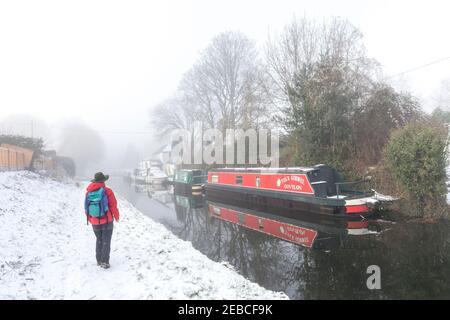 Wandern auf dem Schleppturm an der Werft Govilon im Winter auf dem Brecon und Abergavenny Canal, Wales, Großbritannien Stockfoto