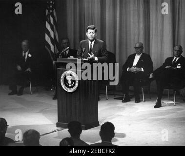 Ansprache an die Wirtschaftskonferenz, Außenministerium, 10:00am Uhr. Präsident John F. Kennedy spricht vor Mitgliedern der Konferenz des Weißen Hauses über nationale Wirtschaftsfragen. Auf der Bühne sitzen (L-R) Rechtsanwalt William H. Davis; J. ward Keener, Präsident des B.F. Goodrich Company; nicht identifiziert; George Meany, Präsident der American Federation of Labor and Congress of Industrial Organizations (AFL-CIO); Thomas J. Watson, Jr., Vorsitzender der White House Conference on National Economic Issues. State Department Auditorium, Washington, D.C. Stockfoto