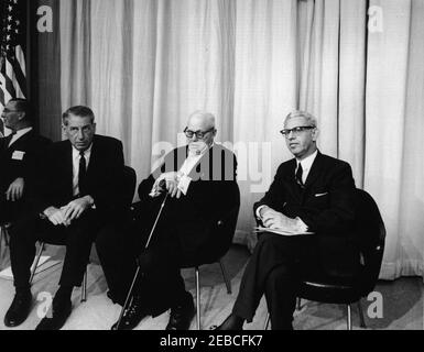 Ansprache an die Wirtschaftskonferenz, Außenministerium, 10:00am Uhr. Gäste saßen auf der Bühne der Konferenz des Weißen Hauses über nationale Wirtschaftsfragen. (L-R) J. ward Keener, Präsident des B.F. Goodrich Company; nicht identifiziert; George Meany, Präsident der American Federation of Labor and Congress of Industrial Organizations (AFL-CIO); Sekretär der Arbeit Arthur J. Goldberg. State Department Auditorium, Washington, D.C. Stockfoto