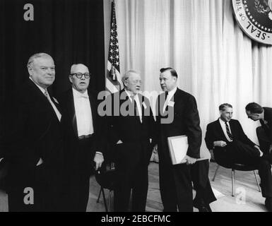 Ansprache an die Wirtschaftskonferenz, Außenministerium, 10:00am Uhr. Gäste stehen auf der Bühne der Konferenz des Weißen Hauses zu nationalen Wirtschaftsfragen. (L-R) nicht identifiziert; George Meany, Präsident der American Federation of Labor and Congress of Industrial Organizations (AFL-CIO); Rechtsanwalt William H. Davis; Walter P. Reuther, Präsident der United Automobile Workers (UAW); zwei nicht identifiziert. State Department Auditorium, Washington, D.C. Stockfoto