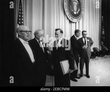 Ansprache an die Wirtschaftskonferenz, Außenministerium, 10:00am Uhr. Gäste stehen auf der Bühne der Konferenz des Weißen Hauses zu nationalen Wirtschaftsfragen. (L-R) George Meany, Präsident der American Federation of Labor and Congress of Industrial Organizations (AFL-CIO); Rechtsanwalt William H. Davis; J. ward Keener, Präsident des B.F. Goodrich Company (Sitz); Walter P. Reuther, Präsident der Vereinigten Automobilarbeiter (UAW); nicht identifiziert; Journalist Ralph E. McGill. State Department Auditorium, Washington, D.C. Stockfoto