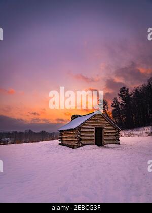 Winterhütte im Schnee, Valley Forge National Historic Park, Valley Forge Pennsylvania, USA Stockfoto