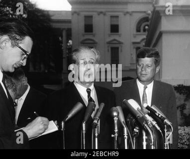 Privates Mittagessen mit Premierminister von Großbritannien Harold Macmillan, Sir David Ormsby-Gore und Sylvia Thomas Ormsby-Gore, 1:00pm Uhr. Premierminister von Großbritannien, Harold Macmillan, spricht nach einem privaten Mittagessen im Weißen Haus mit Pressemitgliedern; Präsident John F. Kennedy beobachtet rechts. Eingang im Westflügel, weißes Haus, Washington, D.C. Stockfoto