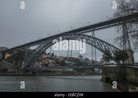 Dom Luís I Brücke verbindet die Stadt Porto und Vila Nova de Gaia, Portugal. Stockfoto
