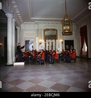 Mittagessen zu Ehren von Sylvanus Olympio, Präsident von Togo, 1:00pm Uhr. Mitglieder der US Marine Band spielen in der Eingangshalle des Weißen Hauses zu einem Mittagessen zu Ehren des Präsidenten von Togo, Sylvanus Olympio. Washington, D.C. Stockfoto