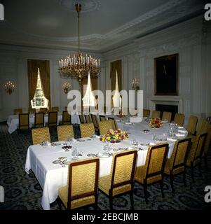 Mittagessen zu Ehren von Sylvanus Olympio, Präsident von Togo, 1:00pm Uhr. Blick auf den State Dining Room, mit Tischen und Blumenarrangements, die zu Ehren des Präsidenten von Togo, Sylvanus Olympio, für ein Mittagessen eingerichtet wurden. White House, Washington, D.C. Stockfoto