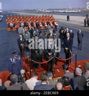 Zeremonie zur Ankunft von Sylvanus Olympio, Präsident von Togo, 11:00am Uhr. Präsident John F. Kennedy spricht bei den Ankunftszeremonien für den Präsidenten von Togo, Sylvanus Olympio. Auf der Plattform (L-R): Präsident Olympio; Minister für auswärtige Angelegenheiten Togos, Paulin Freitas; Stabschef der US-Armee, General George H. Decker (hinten); Präsident Kennedy; Unterstaatssekretär George Ball (hinten, hinter Präsident Kennedy); togolesischer Botschafter in den Vereinigten Staaten, Dr. Andru00e9 Akakpo; US-Chef des Protokolls, Angier Biddle Duke. Air Force Aide an Präsident Kennedy, Brigadier General Godfrey T. M. Stockfoto