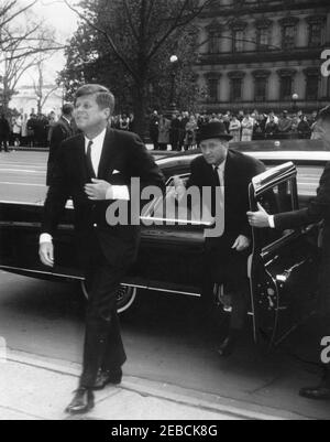 Mittagessen zu Ehren von Präsident Kennedy, gegeben von Ahmadou Ahidjo, Präsident von Kamerun, 1:35pm Uhr. Präsident John F. Kennedy kommt zu einem Mittagessen, das Präsident Ahmadou Ahidjo von Kamerun im Blair House, Washington, D.C. gegeben hat.der Chef des Protokolls Angier Biddle Duke verlässt das Auto hinter dem Präsidenten, während der Geheimagent Gerald u201cJerryu201d Behn die Autotür hält. Stockfoto