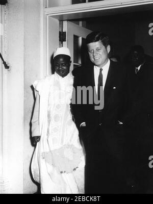 Mittagessen zu Ehren von Präsident Kennedy, gegeben von Ahmadou Ahidjo, Präsident von Kamerun, 1:35pm Uhr. Präsident John F. Kennedy geht mit Präsident Ahmadou Ahidjo von Kamerun im Blair House, Washington, D.C. Stockfoto