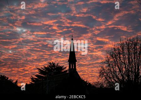 Dramatischer Sonnenaufgang in rot, Marlow, großbritannien Stockfoto