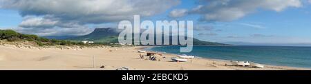 Eine Panoramalandschaft von Bolonia Beach und Sanddüne auf Die Costa de la Luz in Andalusien Stockfoto