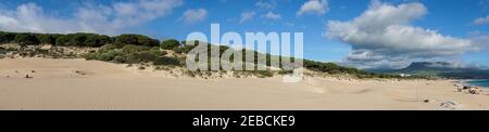 Eine Panoramalandschaft von Bolonia Beach und Sanddüne auf Die Costa de la Luz in Andalusien Stockfoto