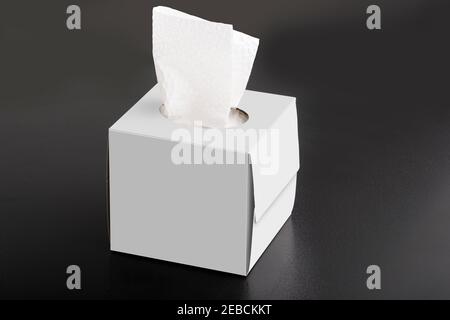 Kubische Tissue Box auf schwarzem Hintergrund, bearbeitbare Modell-up-Serie Vorlage bereit für Ihr Design, Gesichter Auswahl Pfad enthalten. Stockfoto