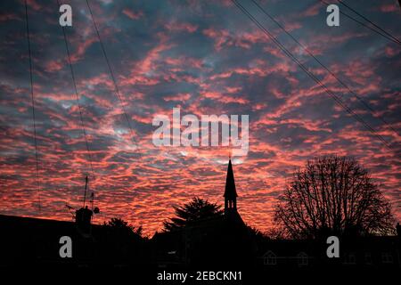 Rote Warnleuchte mit dem Licht an, gegen den blauen Himmel