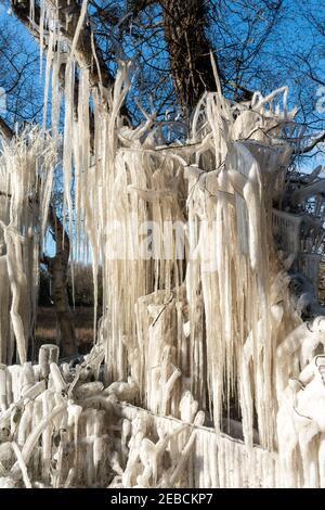 Eiszapfen und Eisformationen auf Bäumen am Straßenrand während eines kalten Winters bekannt als das Biest aus dem Osten in Hampshire, Großbritannien, im Winter, Mitte Februar 2021 Stockfoto