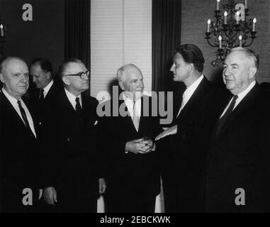 Ansprache beim Gebetfrühstück 1962, 8:30am Uhr. Reverend Billy Graham (zweiter von rechts) spricht mit Senator John C. Stennis von Mississippi (zweiter von links) und anderen beim International Council for Christian Leadership Prayer Breakfast im Grand Ballroom, Mayflower Hotel, Washington, D.C. Senator Sam Ervin von North Carolina steht rechts von Reverend Graham. Stockfoto