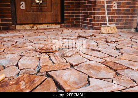 Dekorative robuste Betonfliesen für Gehwege, Terrassen und Hinterhof-Parkplatz - Bürgersteig für den Parkplatz außerhalb des Hauses - Landhausplanung und Archi Stockfoto