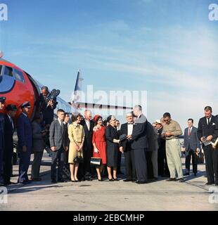 Präsentation der NASA (National Aeronautics and Space Administration) Distinguished Service Medal (DSM) an Astronaut John Herschel Glenn, Jr., am Cape Canaveral. Vizepräsident Lyndon B. Johnson (rechts, mit Hut) begrüßt Clara Sproat Glenn und John H. Glenn, Sr., Eltern des Astronauten Oberstleutnant John H. Glenn, Jr., nach seiner Ankunft und Oberstleutnant Glennu0027s an Bord des Militärflugzeugs des Air Transport Service (MATS) auf der Patrick Air Force Base, Brevard County, Florida. Vizepräsident Johnson eskortierte Oberstleutnant Glenn auf dem Flug nach Florida, um an der National Aeronau teilzunehmen Stockfoto