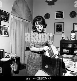 Mitarbeiter des Weißen Hauses: Militärhilfe für den Präsidenten Gen. Chester V. Clifton, nationaler Sicherheitsberater McGeorge Bundy, Präsidialsekretärin Evelyn Lincoln. Persönliche Sekretärin von Präsident John F. Kennedy Evelyn Lincoln legt das Buch u0022America als Zivilisation,u0022 geschrieben von Max Lerner, in Präsident Kennedyu0027s schwarze Alligator Aktentasche. Büro Presidentu2019s Secretaryu2019s, Weißes Haus, Washington, D.C. Stockfoto