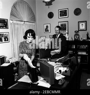 Mitarbeiter des Weißen Hauses: Militärhilfe für den Präsidenten Gen. Chester V. Clifton, nationaler Sicherheitsberater McGeorge Bundy, Präsidialsekretärin Evelyn Lincoln. Persönliche Sekretärin des Präsidenten John F. Kennedy Evelyn Lincoln (links) legt Aktenordner in den schwarzen Alligator-Aktenkoffer des Präsidenten Kennedyu0027s; Militärhilfe an den Präsidenten General Chester V. Clifton, der Dokumente hält, schaut von rechts. Büro Presidentu2019s Secretaryu2019s, Weißes Haus, Washington, D.C. Stockfoto