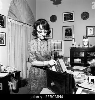 Mitarbeiter des Weißen Hauses: Militärhilfe für den Präsidenten Gen. Chester V. Clifton, nationaler Sicherheitsberater McGeorge Bundy, Präsidialsekretärin Evelyn Lincoln. Persönliche Sekretärin von Präsident John F. Kennedy Evelyn Lincoln legt das Buch u0022America als Zivilisation,u0022 geschrieben von Max Lerner, in Präsident Kennedyu0027s schwarze Alligator Aktentasche. Büro Presidentu2019s Secretaryu2019s, Weißes Haus, Washington, D.C. Stockfoto