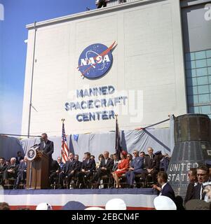 Präsentation der NASA (National Aeronautics and Space Administration) Distinguished Service Medal (DSM) an Astronaut John Herschel Glenn, Jr., am Cape Canaveral. Vizepräsident Lyndon B. Johnson, Vorsitzender des National Aeronautics and Space Council, spricht von einem Rednerpult bei der Verleihung der Distinguished Service Medal der National Aeronautics and Space Administration (NASA) an Astronaut Oberstleutnant John H. Glenn, Jr. im Hangar u2018s,u2019 Cape Canaveral Air Force Station, Brevard County, Florida. Auf der Plattform sitzend, erste Reihe (L-R): astronaut Captain Virgil u201 Stockfoto