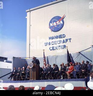 Präsentation der NASA (National Aeronautics and Space Administration) Distinguished Service Medal (DSM) an Astronaut John Herschel Glenn, Jr., am Cape Canaveral. Vizepräsident Lyndon B. Johnson, Vorsitzender des National Aeronautics and Space Council, spricht von einem Rednerpult bei der Verleihung der Distinguished Service Medal der National Aeronautics and Space Administration (NASA) an Astronaut Oberstleutnant John H. Glenn, Jr. im Hangar u2018s,u2019 Cape Canaveral Air Force Station, Brevard County, Florida. Auf der Plattform sitzend, erste Reihe (L-R): astronaut Commander Alan B. Sh Stockfoto