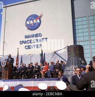 Präsentation der NASA (National Aeronautics and Space Administration) Distinguished Service Medal (DSM) an Astronaut John Herschel Glenn, Jr., am Cape Canaveral. Vizepräsident Lyndon B. Johnson, Vorsitzender des National Aeronautics and Space Council, spricht von einem Rednerpult bei der Verleihung der Distinguished Service Medal der National Aeronautics and Space Administration (NASA) an Astronaut Oberstleutnant John H. Glenn, Jr. im Hangar u2018s,u2019 Cape Canaveral Air Force Station, Brevard County, Florida. Sitzt auf der Plattform rechts, erste Reihe (L-R): Direktor der Manne Stockfoto