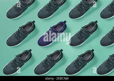 Muster mit Bild von Sportschuhen, Sport Draufsicht, Textraum. Sportler-Set. Flache Lay-Komposition. Sport Unisex, männliche und weibliche Fitness. Stockfoto