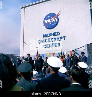 Präsentation der NASA (National Aeronautics and Space Administration) Distinguished Service Medal (DSM) an Astronaut John Herschel Glenn, Jr., am Cape Canaveral. Präsident John F. Kennedy spricht von einem Rednerpult bei der Zeremonie der Verleihung der National Aeronautics and Space Administration (NASA) Distinguished Service Medal an Astronaut Oberstleutnant John H. Glenn, Jr. im Hangar u2018s,u2019 Cape Canaveral Air Force Station, Brevard County, Florida. Auf der Plattform stehend (L-R): Kongressabgeordneter George P. Miller aus Kalifornien (teilweise versteckt), Senator Robert S. Kerr (Oklahoma), Vizepräsident Stockfoto