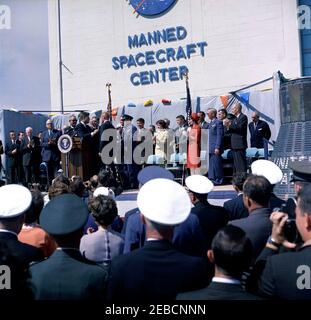 Präsentation der NASA (National Aeronautics and Space Administration) Distinguished Service Medal (DSM) an Astronaut John Herschel Glenn, Jr., am Cape Canaveral. Präsident John F. Kennedy (am Rednerpult) nimmt an Astronaut Oberstleutnant John H. Glenn, Jr. u.0027s Lapel die National Aeronautics and Space Administration (NASA) Distinguished Service Medal im Hangar u2018s,u2019 Cape Canaveral Air Force Station, Brevard County, Florida. Auf der Plattform stehend, erste Reihe (L-R): astronautenkapitän Virgil u201cGusu201d Grissom, Kongressabgeordneter George P. Miller (Kalifornien), Senator Robert S. Kerr Stockfoto