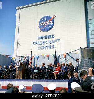 Präsentation der NASA (National Aeronautics and Space Administration) Distinguished Service Medal (DSM) an Astronaut John Herschel Glenn, Jr., am Cape Canaveral. Der Administrator der National Aeronautics and Space Administration (NASA) James E. Webb spricht von einem Rednerpult bei der Zeremonie der Verleihung der NASA Distinguished Service Medal an Astronaut Oberstleutnant John H. Glenn, Jr. im Hangar u2018s,u2019 Cape Canaveral Air Force Station, Brevard County, Florida. Auf der Plattform sitzend, erste Reihe (L-R): astronautenkommandant Alan B. Shepard, Jr., Astronautenkapitän Virgil u201cGusu201d G Stockfoto