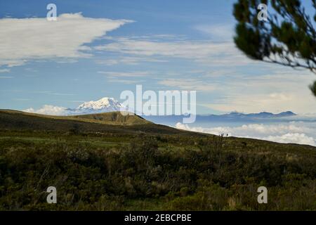 Blick auf die Illinizas, ein Paar vulkanischer Berge, die sich südlich von Quito, Ecuador, vom Fuße des Cotopaxi Vulkans aus befinden Stockfoto