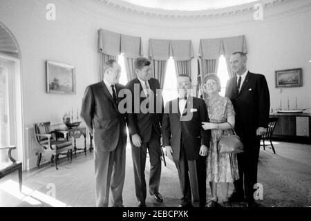 Besuch von Vizepräsident Lyndon B. Johnson (LBJ), Senator Hubert H. Humphrey, Jr. (Minnesota), u0026 Gäste. Präsident John F. Kennedy besucht Vizepräsident Lyndon B. Johnson (rechts), Senator Hubert H. Humphrey, Jr. von Minnesota (links) und zwei nicht identifizierte Gäste im Oval Office. White House, Washington, D.C. Stockfoto