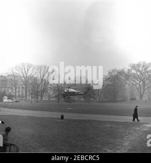 Begrüßungszeremonie nach der Rückkehr der US-Delegation zur Konferenz von Punta del Este, 2:10pm Uhr. United States Marine Corps Hubschrauber landet auf dem South Lawn, White House, Washington, D.C. Fallender Schnee ist sichtbar. Stockfoto