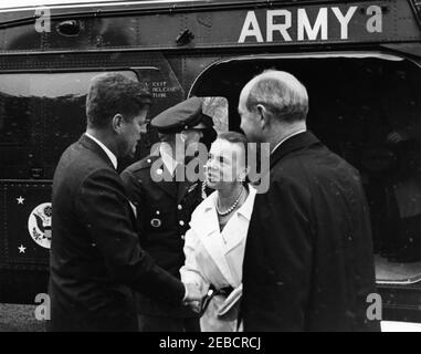 Begrüßungszeremonie nach der Rückkehr der US-Delegation zur Konferenz von Punta del Este, 2:10pm Uhr. Präsident John F. Kennedy begrüßt Staatssekretär Dean Rusk und seine Frau Virginia Rusk vor einem Hubschrauber der US-Armee, als sie von der Konferenz in Punta del Este in Uruguay zurückkehren. Ein nicht identifiziertes Mitglied des Militärs steht zurück. Fallender Schnee ist sichtbar. South Lawn, White House, Washington, D.C. Stockfoto