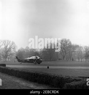 Begrüßungszeremonie nach der Rückkehr der US-Delegation zur Konferenz von Punta del Este, 2:10pm Uhr. Hubschrauber der United States Army landet auf dem South Lawn, White House, Washington, D.C. fallender Schnee ist sichtbar. Stockfoto