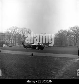 Begrüßungszeremonie nach der Rückkehr der US-Delegation zur Konferenz von Punta del Este, 2:10pm Uhr. United States Marine Corps und Armee Hubschrauber landen auf dem South Lawn, White House, Washington, D.C., fallender Schnee ist sichtbar. Stockfoto